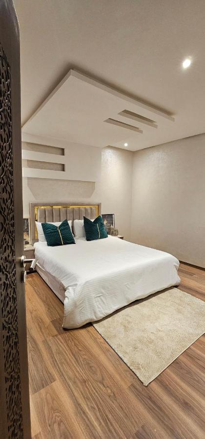 Family With Swimming Pool Air Conditionning And Elevator Apartment
